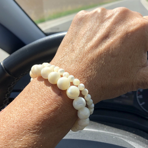 La nacre et les bijoux en nacre adoucissent le caractère.