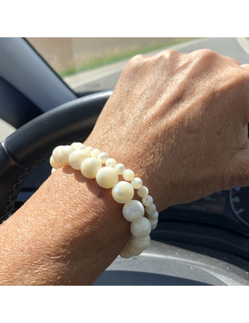 La nacre et les bijoux en nacre adoucissent le caractère.