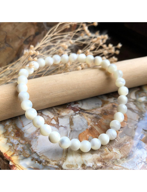 La nacre et les bijoux en nacre adoucissent le caractère.