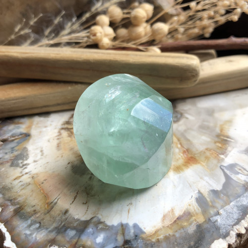 La fluorite apaise l'esprit en sur-réflexion et crée plus de pensées logiques.