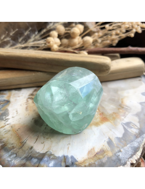 La fluorite apaise l'esprit en sur-réflexion et crée plus de pensées logiques.
