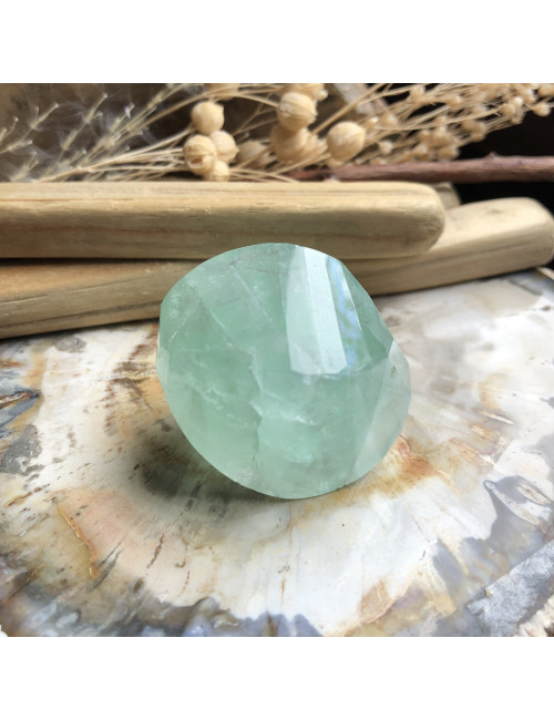 La fluorite apaise l'esprit en sur-réflexion et crée plus de pensées logiques.