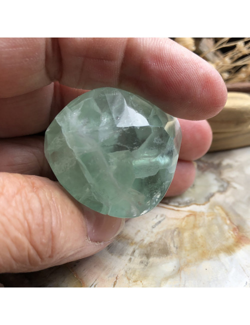 La fluorite apaise l'esprit en sur-réflexion et crée plus de pensées logiques.