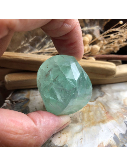 La fluorite apaise l'esprit en sur-réflexion et crée plus de pensées logiques.