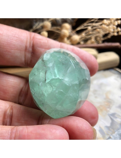 La fluorite apaise l'esprit en sur-réflexion et crée plus de pensées logiques.