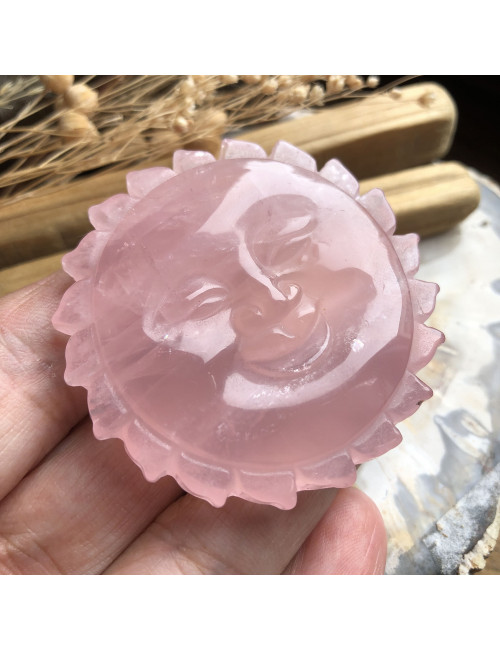 Le quartz rose représente la douceur, la tendresse infinie, la paix intérieure, le calme absolu et la spiritualité.