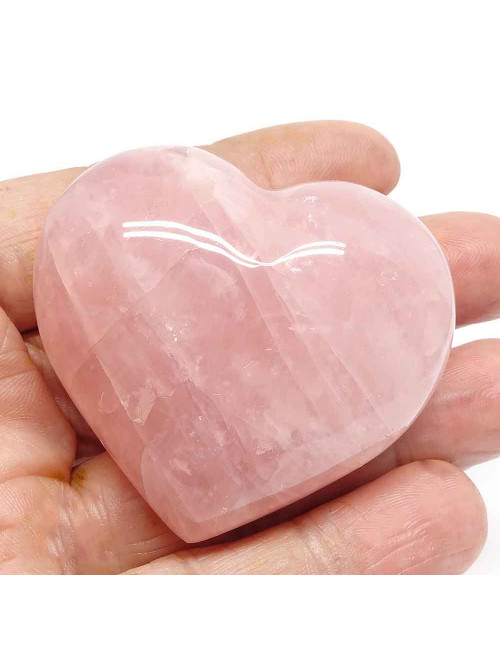 Le quartz rose représente la douceur, la tendresse infinie, la paix intérieure, le calme absolu et la spiritualité.