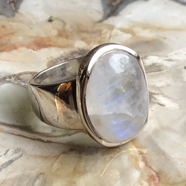 Bague en Pierre de lune, pierre de féminité