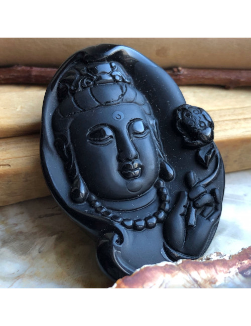 L’obsidienne boiter est très protectrice, elle agit comme un bouclier contre les énergies négatives et les influences néfastes