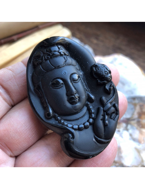 L’obsidienne boiter est très protectrice, elle agit comme un bouclier contre les énergies négatives et les influences néfastes