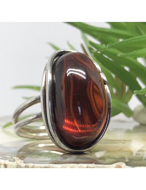 L'ambre est réputé pour apaiser les émotions et favoriser un sentiment de calme et de sérénité.