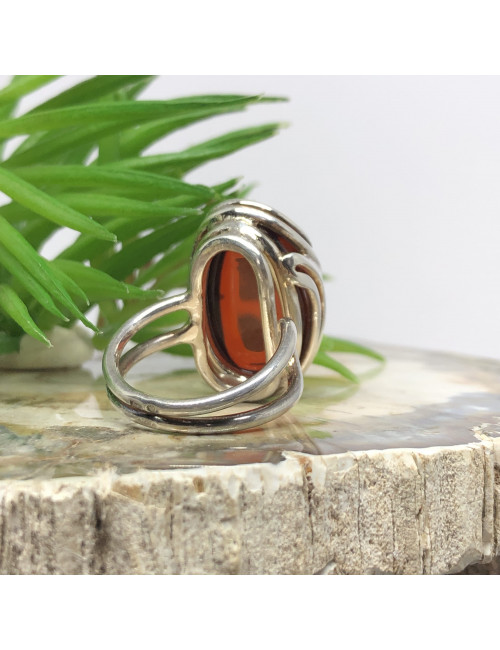 L'ambre est réputé pour apaiser les émotions et favoriser un sentiment de calme et de sérénité.