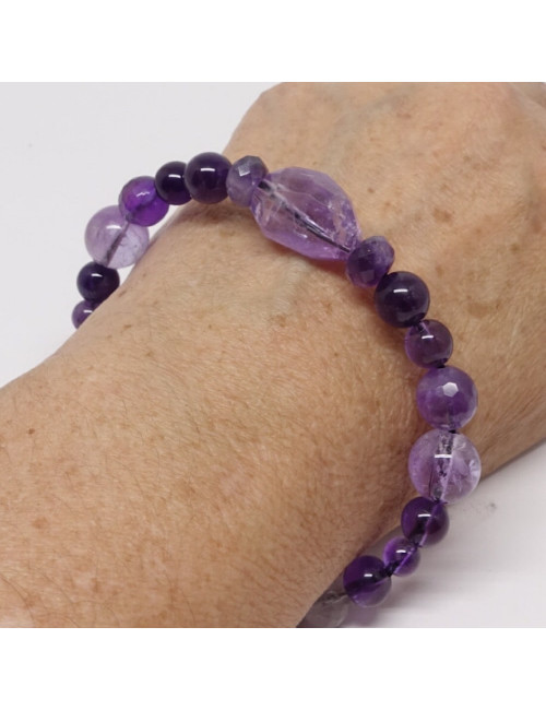 L'améthyste apaise la colère, la peur, les inquiétudes, les angoisses, la tristesse et le chagrin.