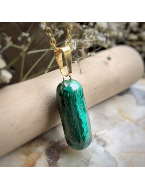 Pendentif en pierre malachite sur chaîne acier
