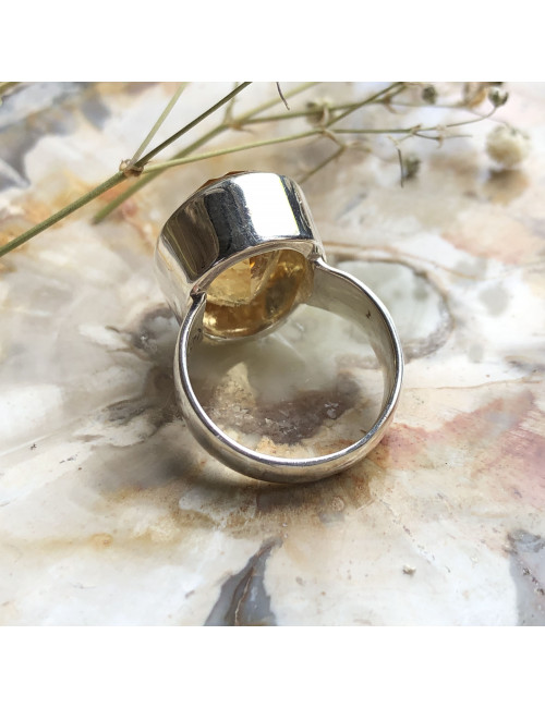 Splendide bague de luxe en argent 92,5% et en pierre taillée