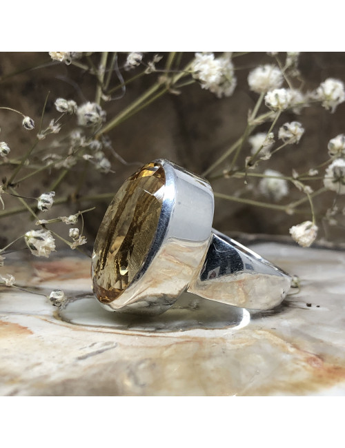 Splendide bague de luxe en argent 92,5% et en pierre taillée