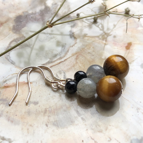 Paire de boucles d’oreilles en pierre de oeil de tigre, labradorite et tourmaline noire