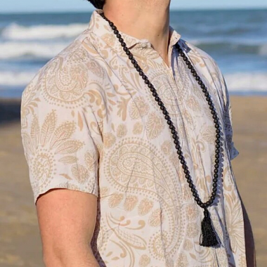 Collier mala noir en pierre onyx et lave noué à la main.