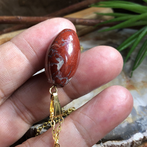 Pendentif en pierre sur chaîne.