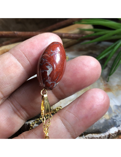 Pendentif en pierre sur chaîne.