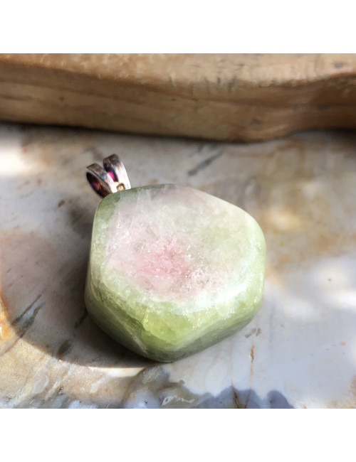 Tourmaline melon d'eau roulée montée en pendentif.