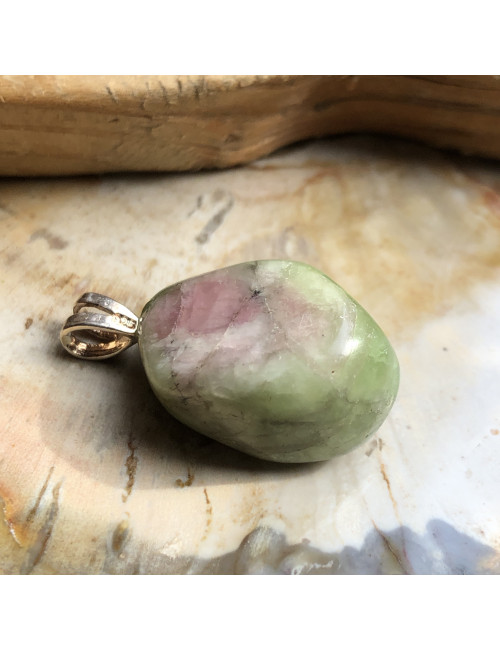 Tourmaline melon d'eau roulée montée en pendentif.