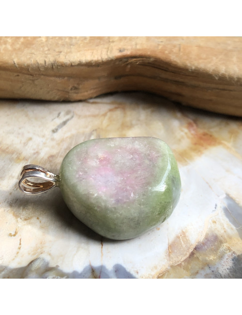 Tourmaline melon d'eau roulée montée en pendentif.