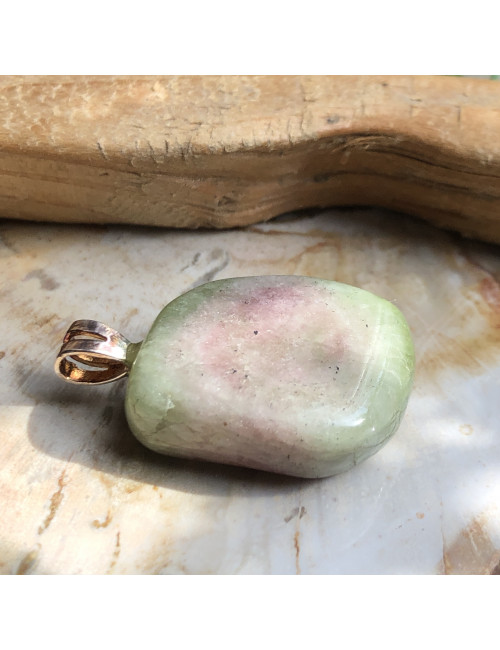 Tourmaline melon d'eau roulée montée en pendentif.