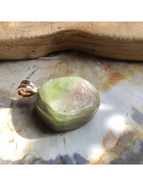 Tourmaline melon d'eau roulée montée en pendentif.