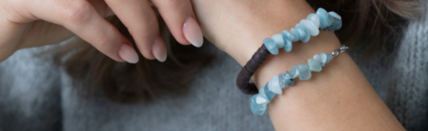 fragments de pierres naturelles montés en bracelets