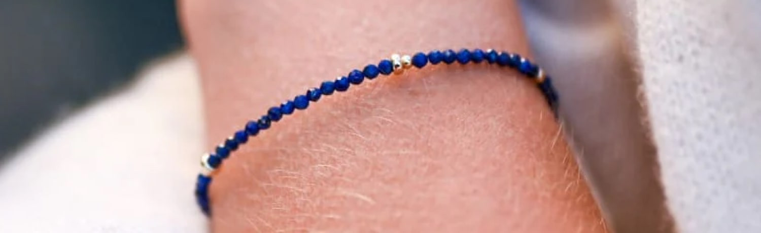 Un bracelet très fin en pierre