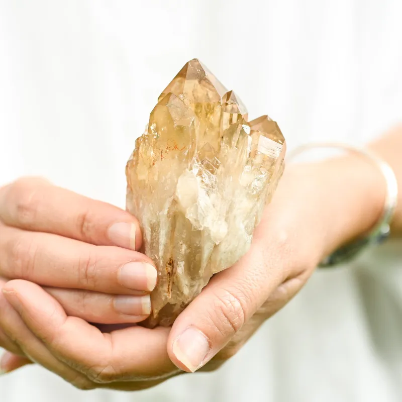 Citrine dans la main