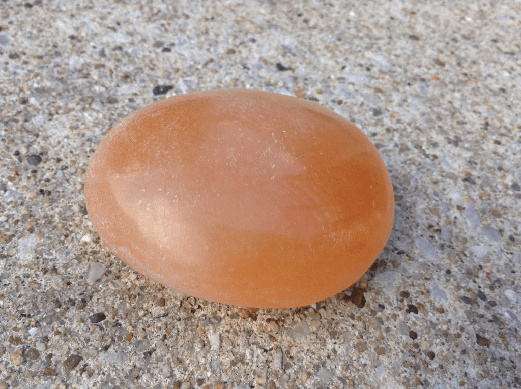 Cristal de sélénite orange naturel