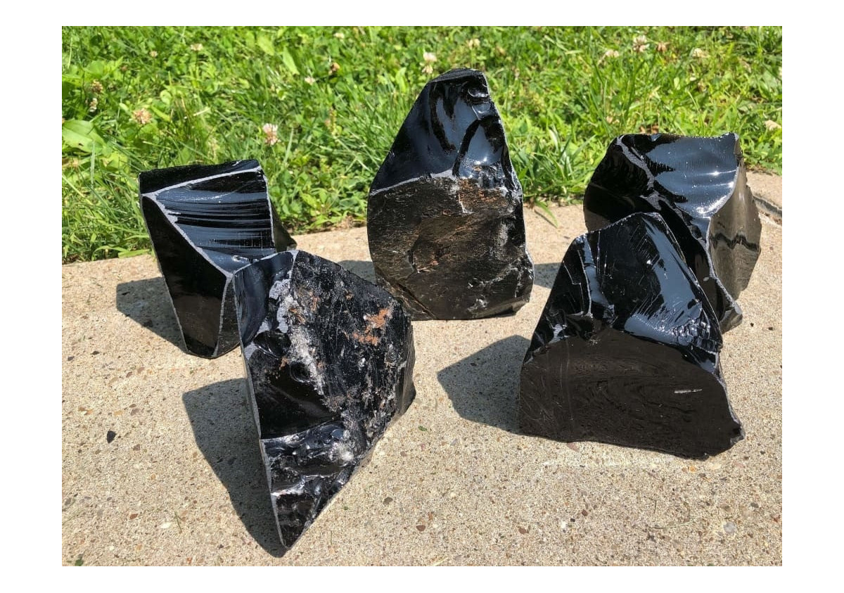 L'Obsidienne noire, un danger ? Origines, effets et purification en détails