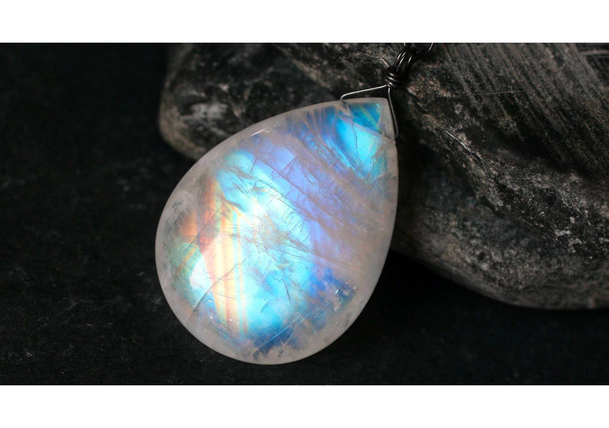 Pierre de Lune : signification, bienfaits et pouvoirs magiques