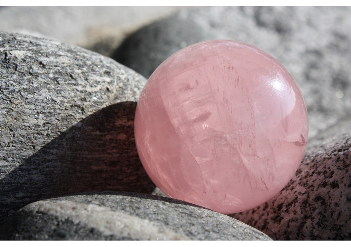 Le Quartz Rose, gemme dotée d'une énergie délicate et apaisante.