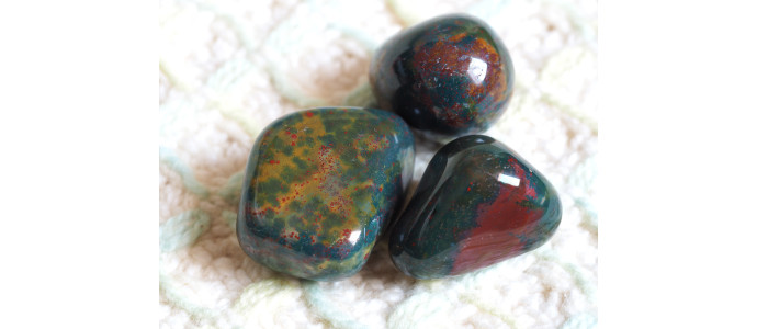 Différents types de pierre naturelle pour créer un bijou